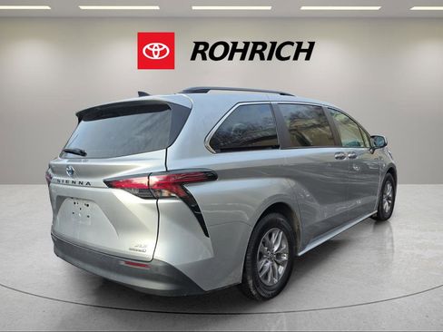 Used 2022 Toyota Sienna XLE image 5