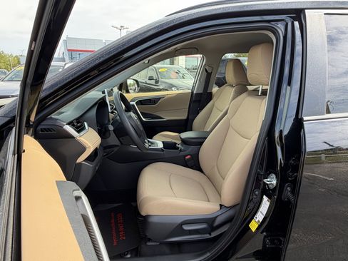 Used 2025 Toyota RAV4 LE AWD/4WD image 13