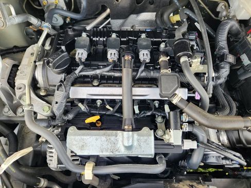 Used 2025 Nissan Versa SV FWD image 30