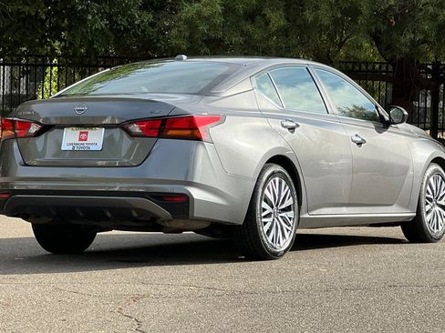 Used 2024 Nissan Altima 2.5 SV FWD image 4