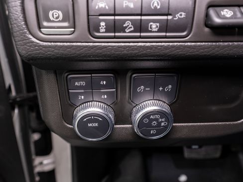 Used 2022 GMC Yukon Denali image 32