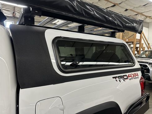 Used 2018 Toyota Tacoma TRD Off-Road AWD/4WD image 38