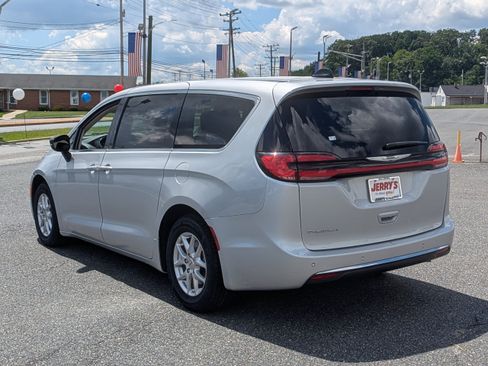 Used 2024 Chrysler Pacifica Touring-L FWD image 6