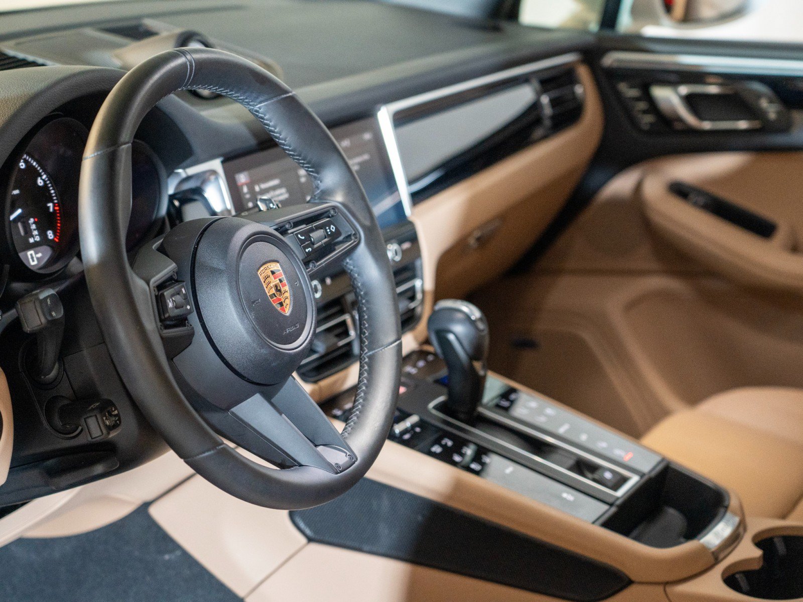 Certified 2023 Porsche Macan AWD/4WD image 15