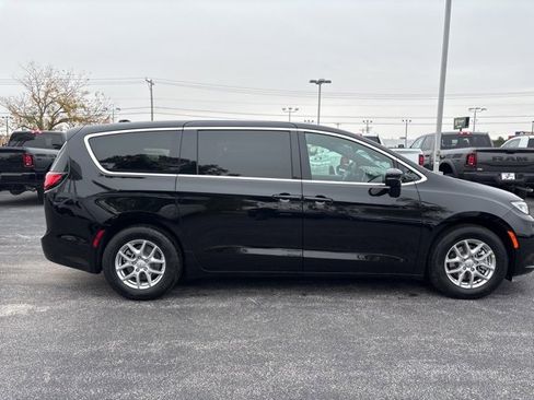 New 2026 Chrysler Pacifica Select image 6