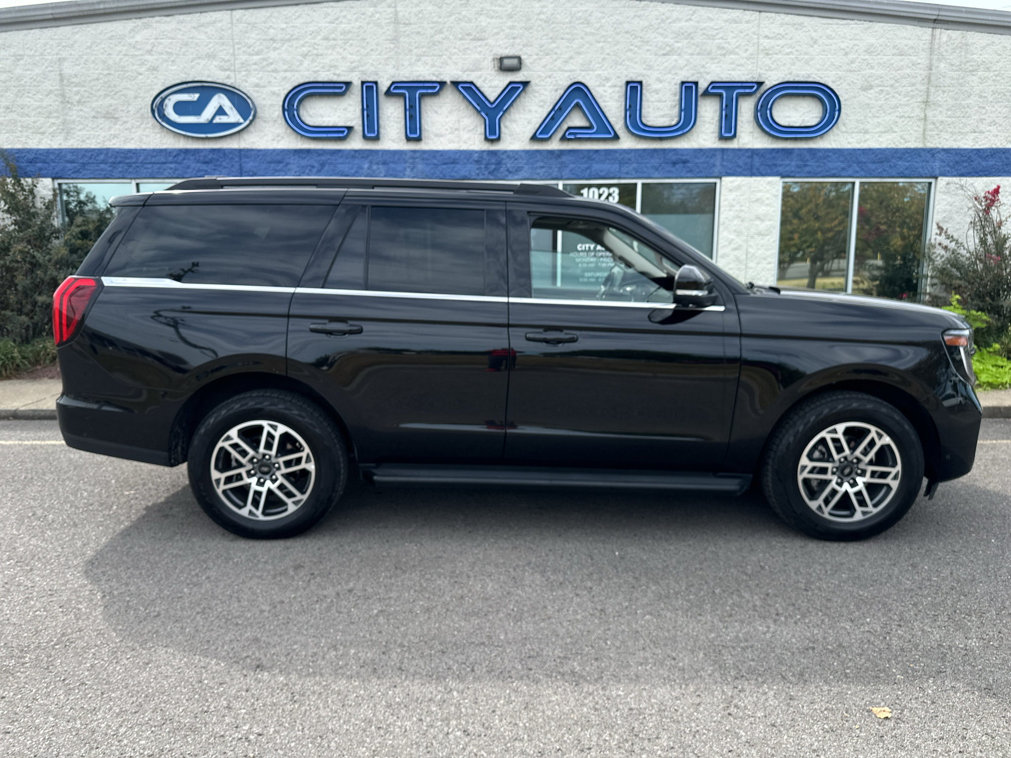 Used 2025 Ford Expedition Active AWD/4WD image 3