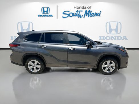 Used 2023 Toyota Highlander L FWD image 8