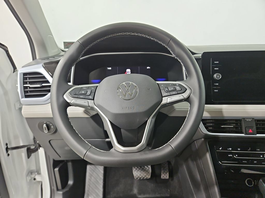 New 2026 Volkswagen Taos SE AWD/4WD image 14