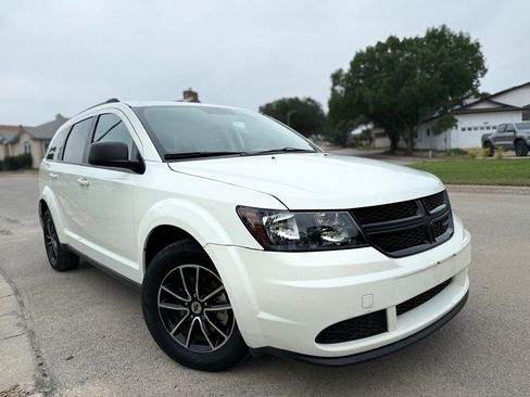 Used 2018 Dodge Journey SE w/ Popular Equipment Group FWD image 2