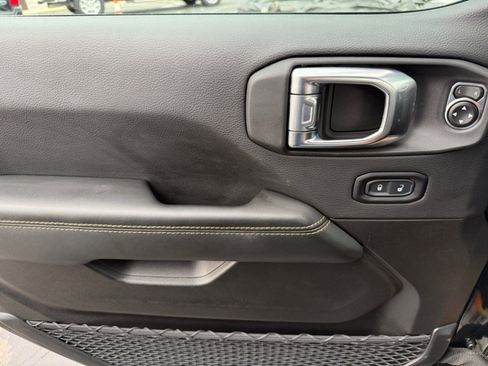 Used 2025 Jeep Wrangler Unlimited Sahara image 36