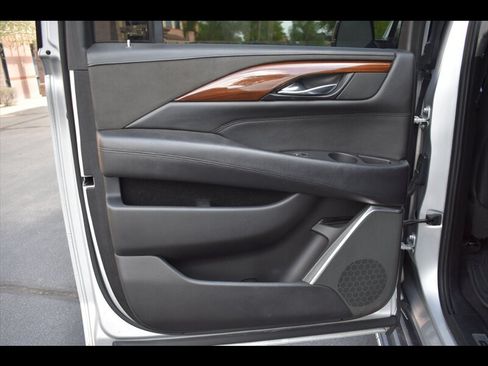 Used 2018 Cadillac Escalade ESV 2WD image 21