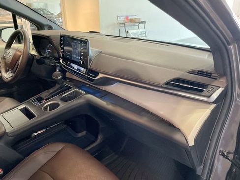 Used 2023 Toyota Sienna Platinum image 19