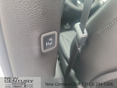 New 2027 Chrysler Pacifica Select FWD image 21