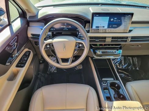 Used 2023 Lincoln Corsair AWD w/ Towing Package image 12