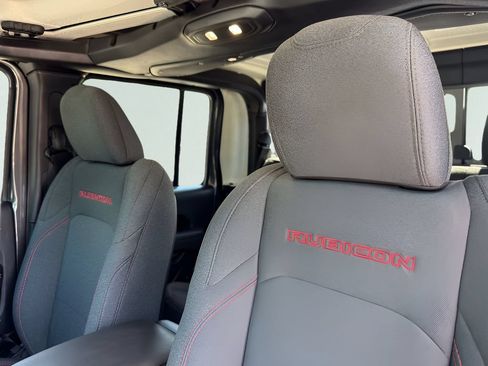 Used 2025 Jeep Gladiator Rubicon w/ Convenience Group AWD/4WD image 11