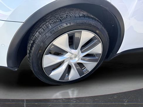 Used 2020 Tesla Model Y Long Range image 11