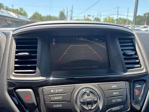 Used 2017 Nissan Pathfinder SV FWD image 29