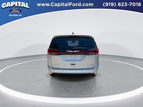 Used 2024 Chrysler Pacifica Touring-L FWD image 7