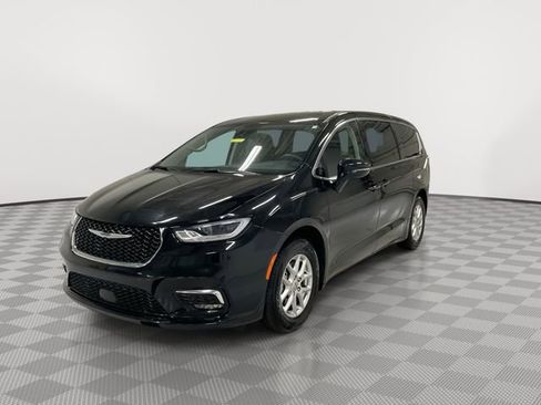 Used 2024 Chrysler Pacifica Touring-L image 5