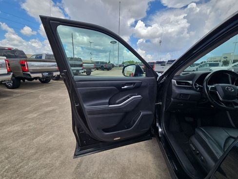 Used 2022 Toyota Highlander XLE FWD image 11
