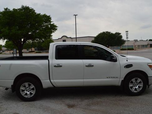 Used 2017 Nissan Titan SV image 7