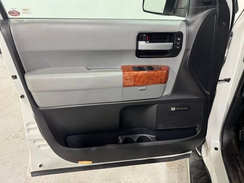 Used 2018 Toyota Sequoia Platinum AWD/4WD image 17