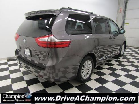 Used 2015 Toyota Sienna L image 12