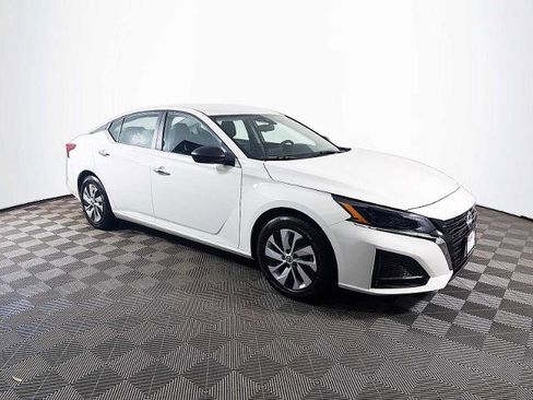 Certified 2025 Nissan Altima 2.5 S FWD image 3