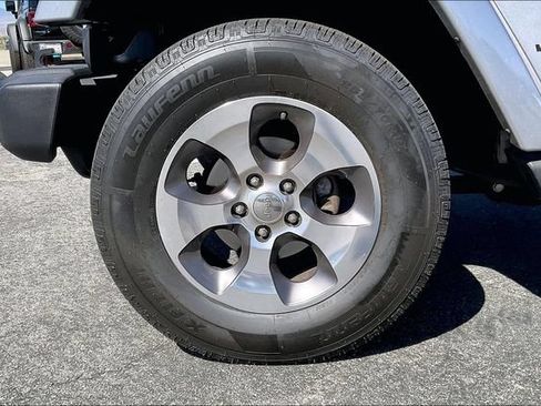 Used 2018 Jeep Wrangler Unlimited Sahara AWD/4WD image 8