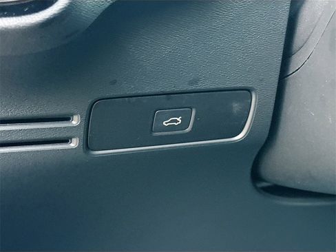 Used 2023 Volvo XC40 Recharge Ultimate image 11