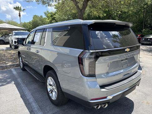 Used 2025 Chevrolet Suburban Premier RWD image 4