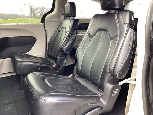 Used 2023 Chrysler Pacifica Touring-L image 15