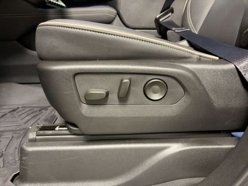 Used 2025 GMC Yukon Elevation image 12