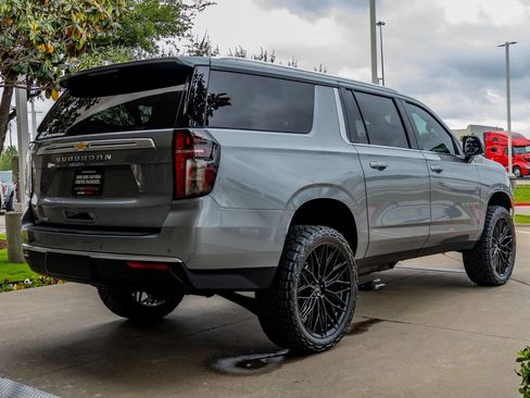 Used 2024 Chevrolet Suburban High Country image 10