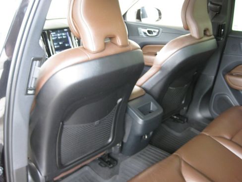 Used 2019 Volvo XC60 T5 Momentum w/ Premium Package FWD image 27