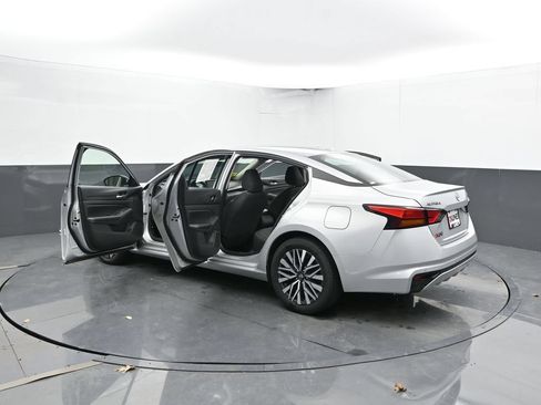Used 2024 Nissan Altima 2.5 SV FWD image 46