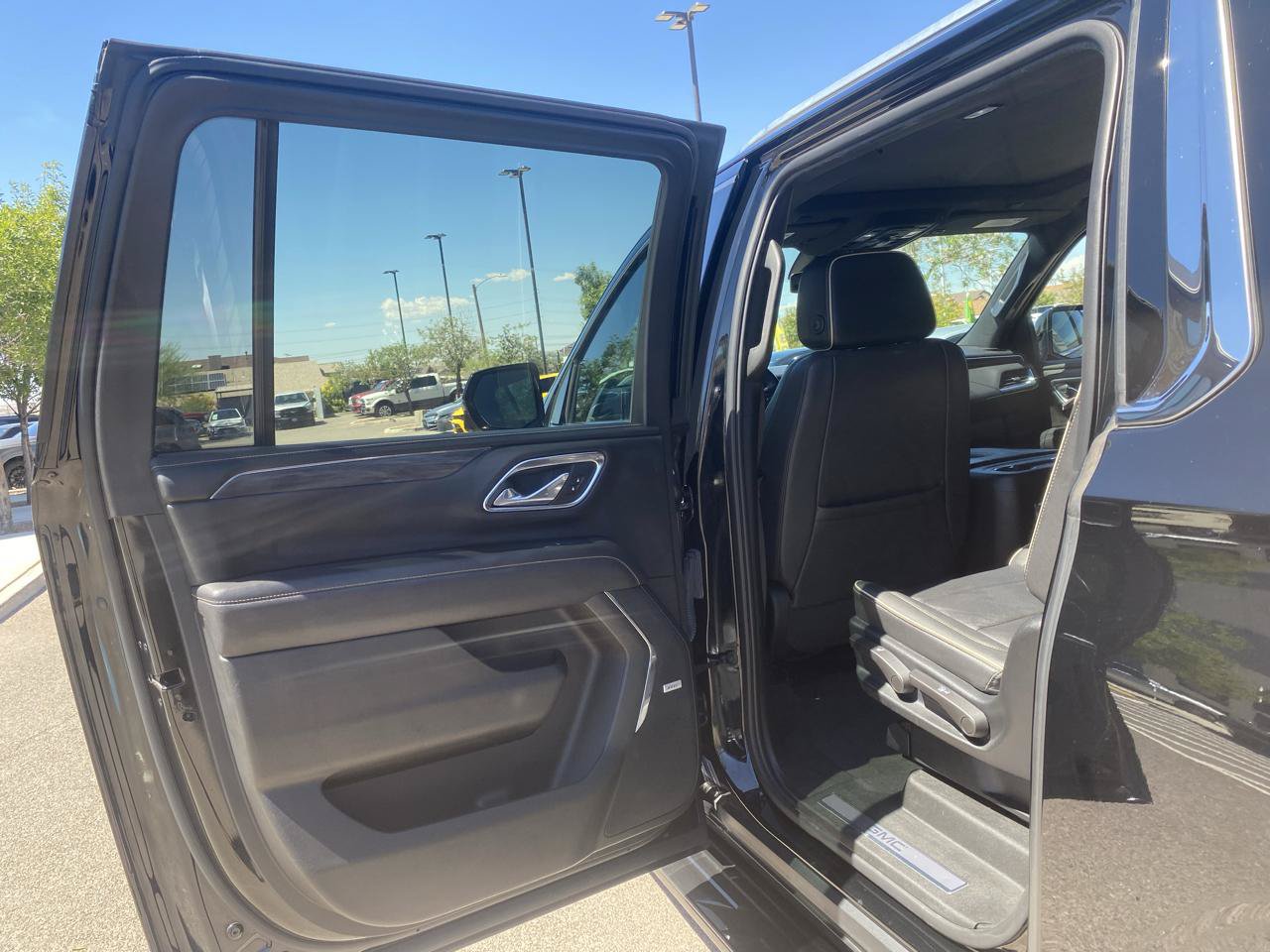 Used 2023 GMC Yukon XL SLT w/ SLT Premium Package AWD/4WD image 13