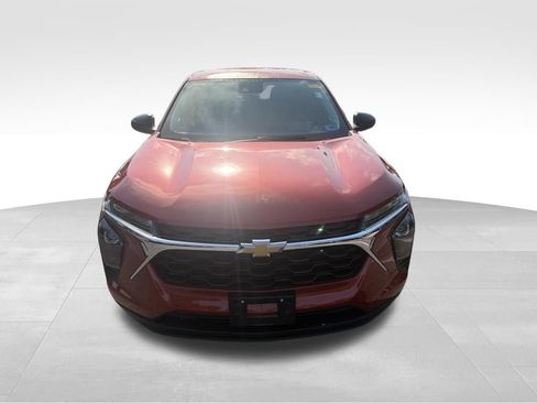 Used 2024 Chevrolet Trax LS w/ Driver Confidence Package FWD image 2