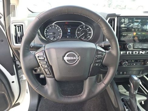 Used 2025 Nissan Frontier SV w/ SV Convenience Package image 16