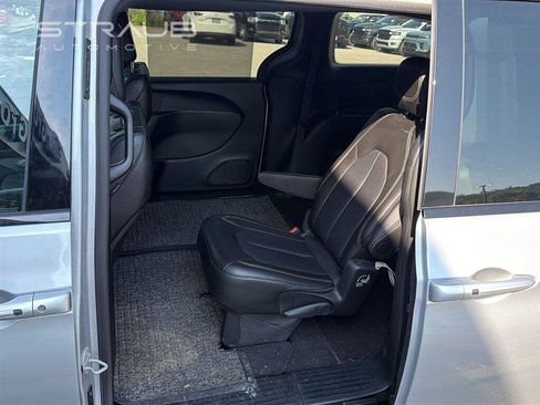 Used 2024 Chrysler Pacifica Touring-L w/ S Appearance Package AWD/4WD image 10