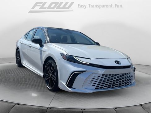 Used 2025 Toyota Camry XSE FWD image 1