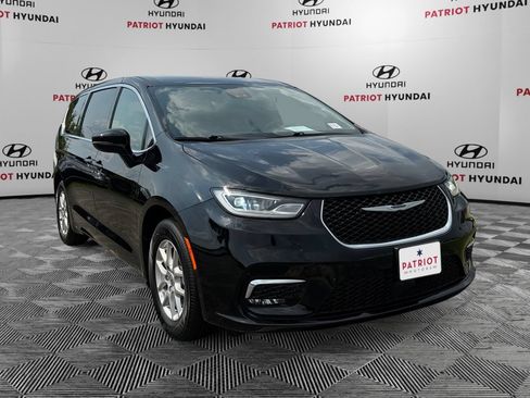 Used 2025 Chrysler Pacifica Select FWD image 1