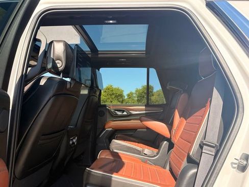 Used 2023 GMC Yukon Denali Ultimate AWD/4WD image 12