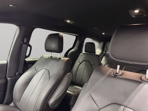 New 2026 Chrysler Pacifica Select image 4