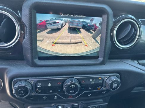 Used 2020 Jeep Wrangler Unlimited Sahara AWD/4WD image 7