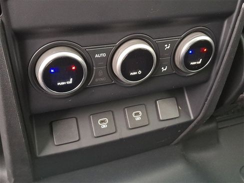 Used 2024 Land Rover Defender 130 X-Dynamic SE image 11