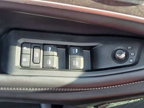 Used 2024 Jeep Grand Cherokee Limited w/ Black Appearance Package image 13