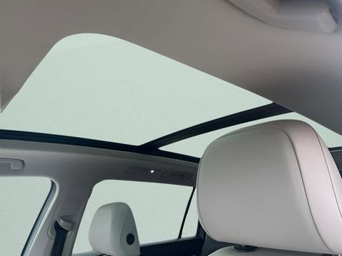 Used 2020 Volkswagen Tiguan SE w/ Panoramic Sunroof Package image 9