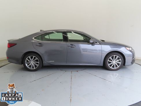 Used 2018 Lexus ES 300h w/ Luxury Package FWD image 2