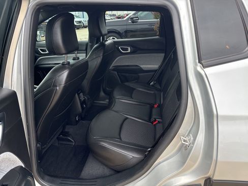 Used 2025 Jeep Compass Latitude AWD/4WD image 12